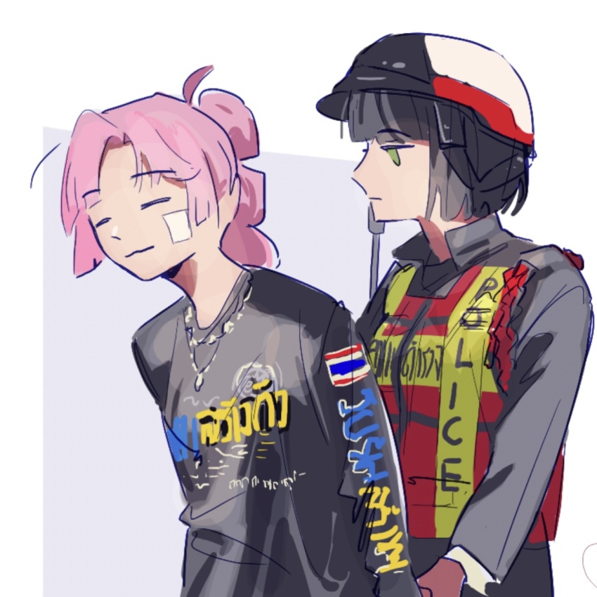 2girls =_= ahoge anyoji_hime arrest black_hair black_helmet black_shirt blunt_sidelocks closed_mouth clothes_writing commentary curtained_hair gauze gauze_on_cheek green_eyes grey_background helmet jitome link!_like!_love_live! long_hair long_sleeves looking_at_another love_live! momose_ginko multi-tied_hair multiple_girls pipi_(m1x_mix) police police_uniform policewoman ponytail red_vest shirt short_hair sidelocks simple_background smile symbol-only_commentary thai_flag thai_text translation_request unamused upper_body vest virtual_youtuber