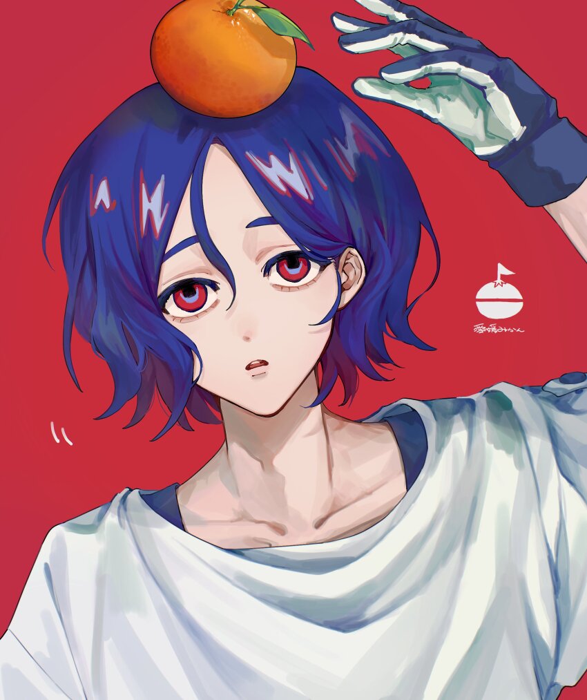 1boy absurdres blue_hair colored_inner_hair commentary food food_on_head fruit fruit_on_head gloves gundam gundam_gquuuuuux highres looking_up lower_eyelashes_only male_focus multicolored_hair object_on_head open_mouth orange_(fruit) purple_hair red_background red_eyes shirt short_hair shuji_ito simple_background solo two-tone_hair upper_body uwzk_01 white_shirt