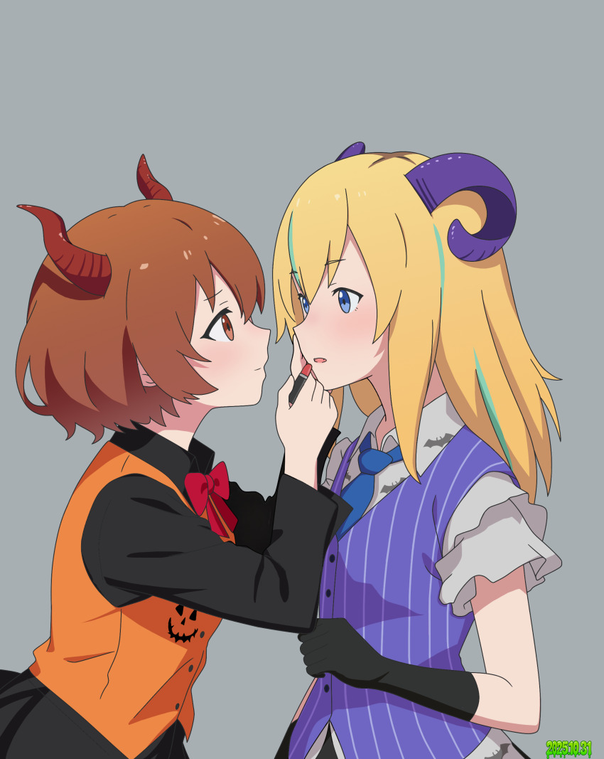 2girls absurdres applying_another&#039;s_makeup applying_lipstick applying_makeup aqua_streaks black_gloves black_shirt blonde_hair blue_eyes blue_necktie bow bowtie brown_eyes brown_hair commentary_request dan_yui eye_contact fake_horns fang gloves grey_background hand_on_another&#039;s_cheek hand_on_another&#039;s_face highres horns kouzuki_mahiru long_hair long_sleeves looking_at_another multicolored_hair multiple_girls necktie open_mouth orange_vest purple_vest red_bow red_bowtie roots_(hair) shirt short_hair simple_background upper_body vest white_shirt yamanouchi_kano yoru_no_kurage_wa_oyogenai yuri