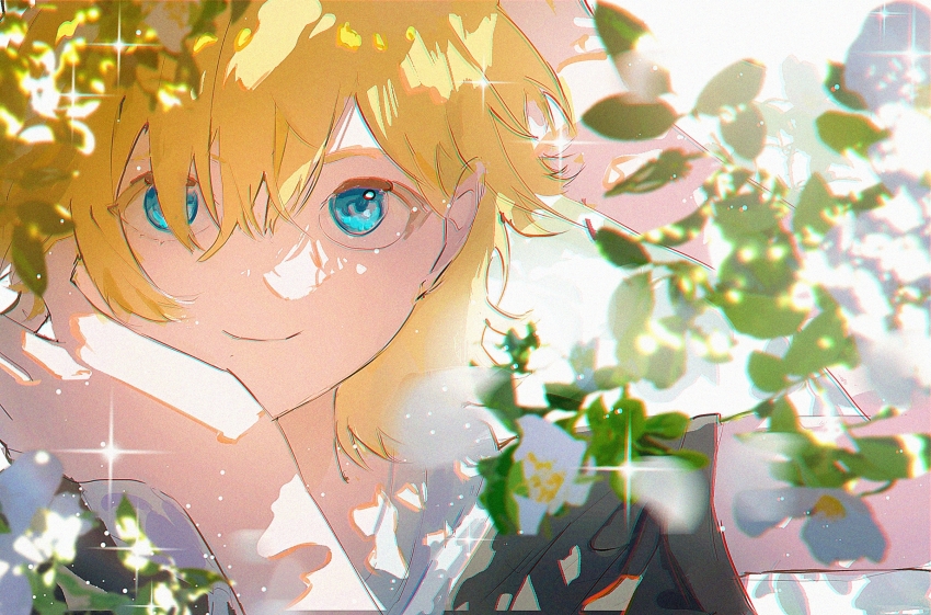 1boy aotu_world blonde_hair blue_eyes blurry blurry_foreground chinese_commentary chromatic_aberration closed_mouth dappled_sunlight flower hair_between_eyes hair_over_one_eye hand_on_own_cheek hand_on_own_face highres hood hood_down hoodie king_(aotu_world) leaf looking_at_viewer luoshansama male_focus multicolored_hoodie pointy_ears short_hair short_sleeves smile solo sparkle sunlight upper_body white_flower white_hoodie