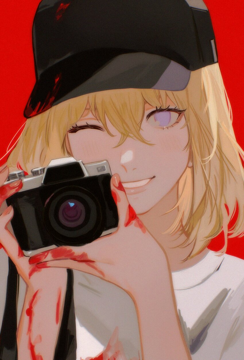 1girl akmizuk bang_dream! bang_dream!_it&#039;s_mygo!!!!! baseball_cap black_hat blonde_hair blood blood_on_hands blood_on_hat camera commentary hair_between_eyes hashtag-only_commentary hat highres holding holding_camera looking_at_viewer medium_hair misumi_uika open_mouth purple_eyes red_background shirt simple_background solo upper_body white_shirt