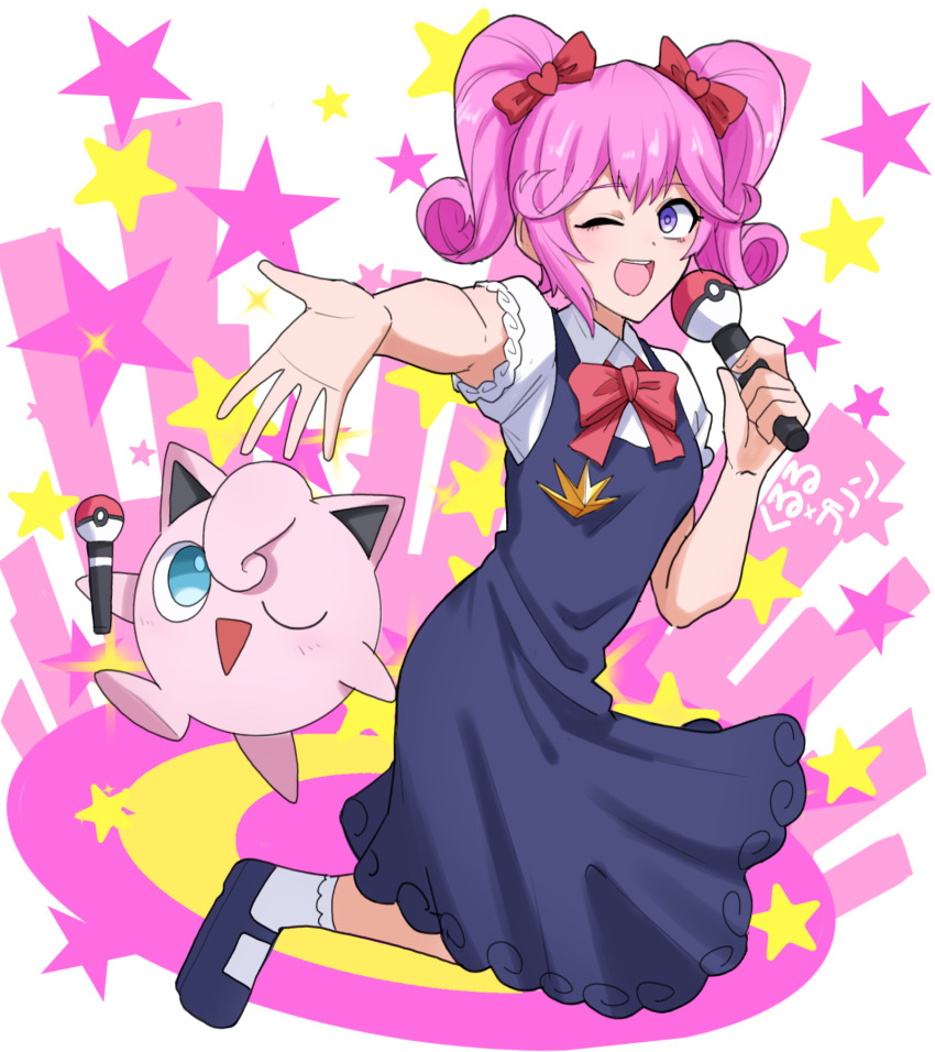 ;&gt; black_footwear bow full_body gen_1_pokemon hair_bow highres holding holding_microphone jigglypuff kurusu_sadako mary_janes microphone music nintendo outstretched_hand pink_bow pokemon purple_eyes red_bow shishiruto shoes short_sleeves short_twintails sidelocks singing socks star_(symbol) twintails undead_unluck white_socks