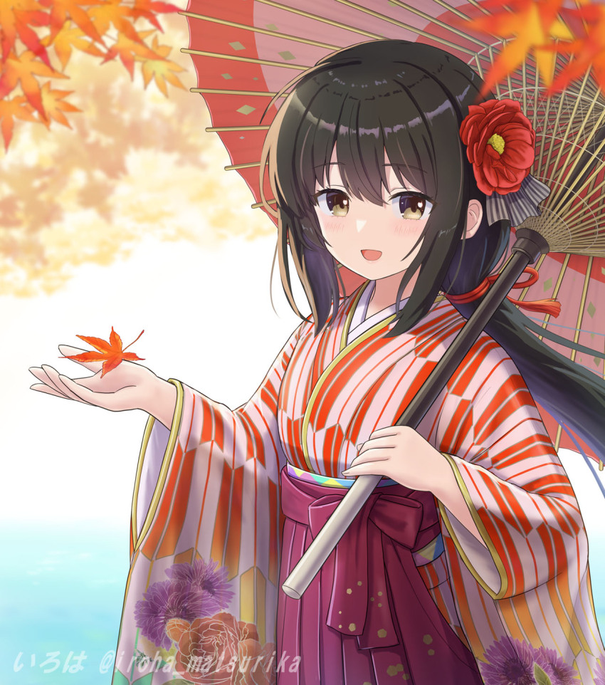 1girl :d autumn_leaves black_hair blurry blurry_background blush brown_eyes commentary_request depth_of_field flower hair_between_eyes hair_flower hair_ornament hakama hakama_skirt hands_up highres holding holding_umbrella iroha_(iroha_matsurika) japanese_clothes kimono leaf long_hair looking_at_viewer low_ponytail maple_leaf open_mouth pink_umbrella ponytail print_kimono red_flower red_hakama skirt smile solo taishou taishou_roman_(yoasobi) twitter_username umbrella very_long_hair yagasuri