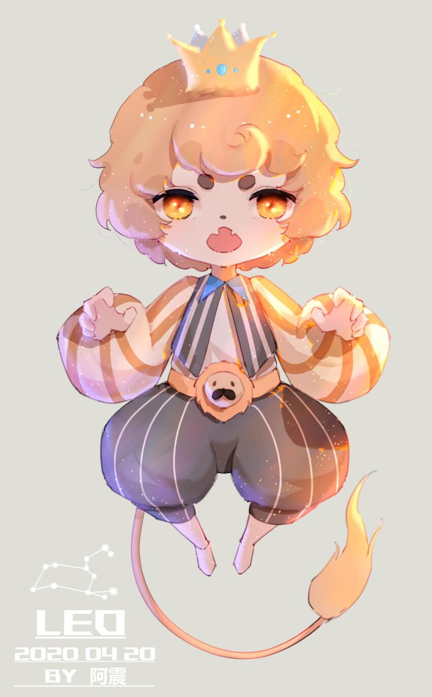 1boy artist_name black_pants black_vest blonde_hair chibi claw_pose crown dated fangs full_body grey_background hand_up highres leo_(constellation) leo_(zodiac) lion_boy lion_ornament lion_tail long_sleeves looking_at_viewer mini_crown open_mouth original pants puffy_long_sleeves puffy_pants puffy_sleeves shirt short_eyebrows short_hair skin_fangs solo striped_clothes striped_pants striped_shirt striped_vest tail vertical-striped_clothes vertical-striped_pants vertical-striped_shirt vertical-striped_vest vest white_footwear white_shirt yellow_eyes yi_er_san zodiac