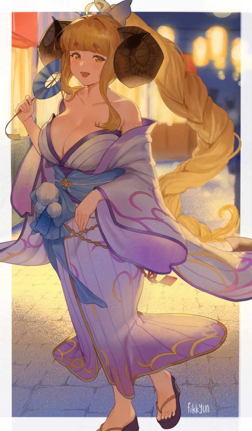 1girl ahoge anila_(granblue_fantasy) artist_name bare_shoulders blonde_hair blue_sash braid breasts cleavage collarbone curled_horns draph fikkyun full_body granblue_fantasy hand_fan highres holding holding_fan horns japanese_clothes kimono large_breasts long_hair looking_at_viewer lower_teeth_only obi off_shoulder open_mouth outdoors purple_kimono sash sheep_girl sheep_horns single_braid solo teeth thick_eyebrows very_long_hair wide_sleeves yellow_eyes yukata