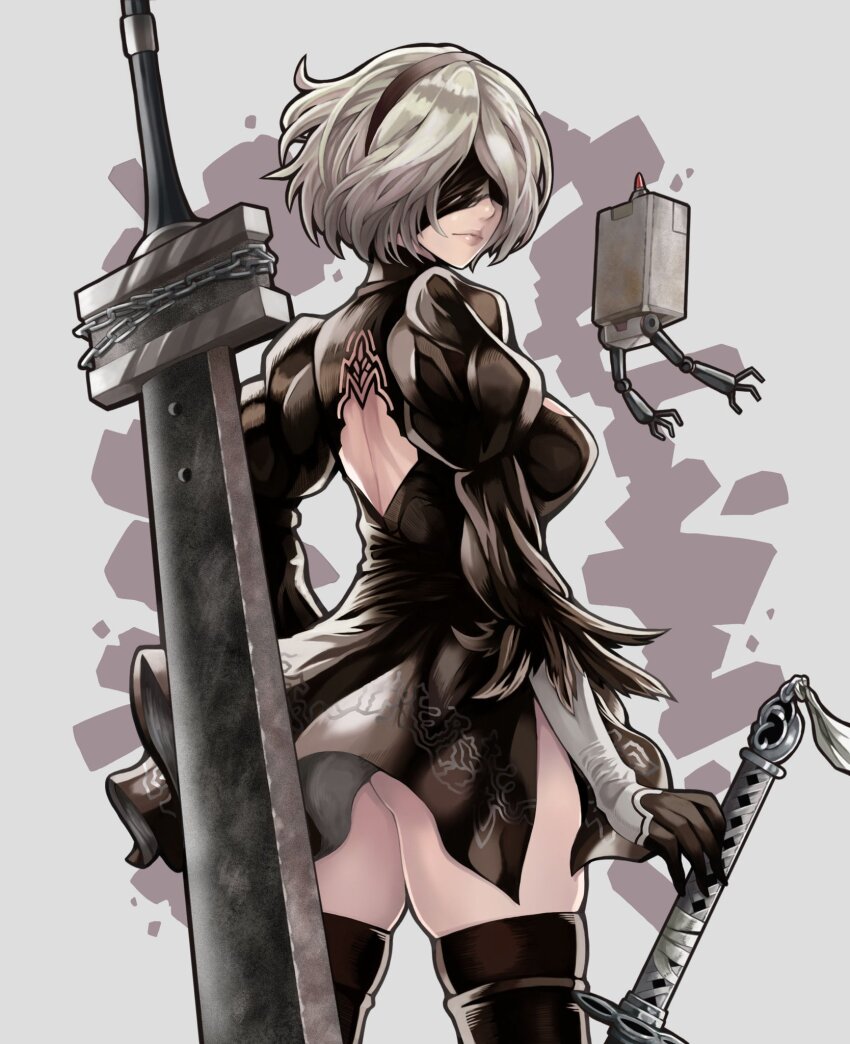 1girl 2b_(nier:automata) ass back_cutout black_dress blindfold breasts closed_mouth clothing_cutout commentary_request dress feather_trim floating floating_object floating_weapon gloves grey_background hair_ornament hairband highres lips long_sleeves looking_back medium_breasts nier:automata nier_(series) pod_(nier:automata) puffy_sleeves robot short_dress short_hair simple_background sword thighhighs thighs to-ru weapon white_hair
