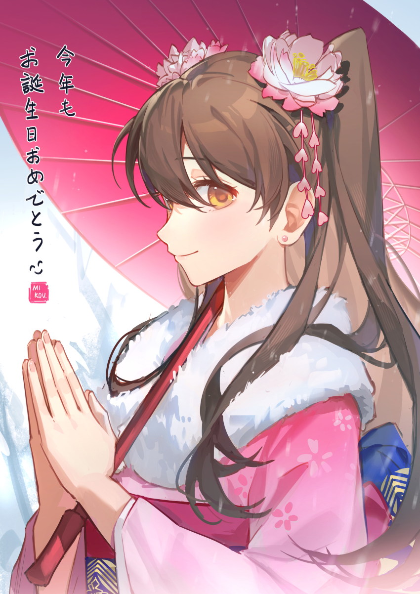 1girl absurdres brown_eyes brown_hair flower flower_on_head fur-trimmed_kimono fur_trim hair_between_eyes highres japanese_clothes kimono long_hair mikou_(mikou_minnow) ogiso_setsuna oil-paper_umbrella pink_kimono praying red_umbrella smile twintails umbrella upper_body white_album_(series) white_album_2