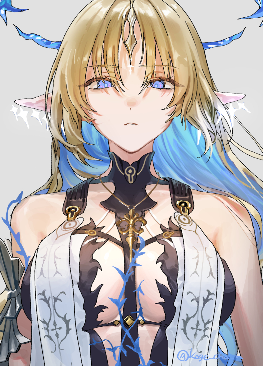 1girl absurdres bare_shoulders black_collar blonde_hair blue_eyes blue_hair breasts collar colored_inner_hair commentary_request crown_of_thorns earrings fleurdelys_(wuthering_waves) floating_earrings grey_background highres horns jewelry large_breasts long_hair multicolored_hair necklace okoge_(koge_chan) parted_lips pointy_ears simple_background single_horn solo tacet_mark_(wuthering_waves) twitter_username upper_body wuthering_waves yellow_horns