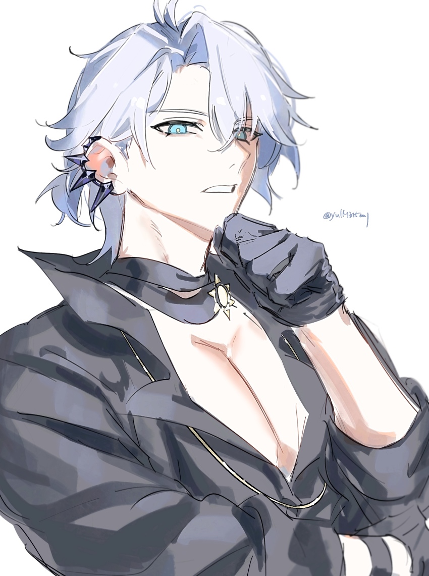 1boy antenna_hair black_choker black_gloves black_shirt blue_eyes choker collared_shirt earclip gloves grey_hair hand_up highres honkai:_star_rail honkai_(series) looking_at_viewer male_focus official_alternate_costume parted_bangs parted_lips pectoral_cleavage pectorals phainon_(fashion)_(honkai:_star_rail) phainon_(honkai:_star_rail) ponytail shirt short_hair simple_background solo teeth twitter_username upper_body white_background yellow_pupils yulm315001
