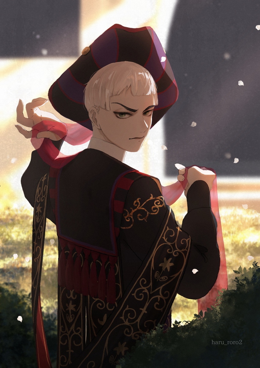 1boy absurdres closed_mouth commentary_request expressionless green_eyes hat highres long_hair long_sleeves looking_at_viewer looking_back male_focus rollo_flamme roro_(haru_roro2) short_hair solo striped_hat tricorne twisted_wonderland twitter_username upper_body