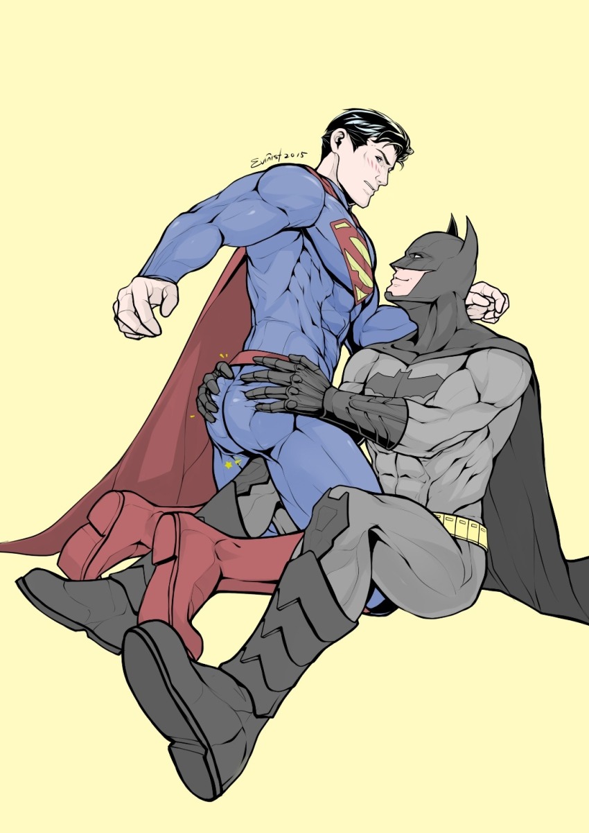 2boys artist_name ass bara batman batman_(series) black_cape black_hair blue_bodysuit blush bodysuit boots bruce_wayne cape clark_kent closed_mouth couple dc_comics evinist grey_bodysuit hand_on_another&#039;s_ass highres large_pectorals looking_at_another male_focus mask multiple_boys muscular muscular_male pectorals red_cape short_hair simple_background sitting smile superman superman_(series) yaoi