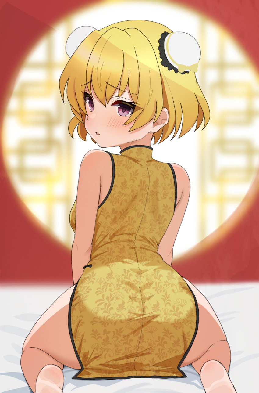 1girl alternate_costume ass bare_shoulders bed_sheet blonde_hair blurry blurry_background blush bun_cover china_dress chinese_clothes commentary double_bun dress feet_out_of_frame floral_print floral_print_dress from_behind furrowed_brow hair_between_eyes hair_bun highres higurashi_no_naku_koro_ni houjou_satoko indoors looking_at_viewer looking_back parted_lips print_dress purple_eyes round_window short_hair sleeveless sleeveless_dress solo window yellow_dress yuno_ff