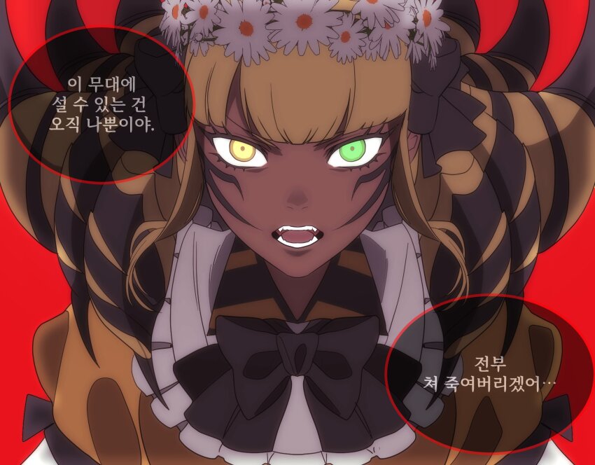 1girl arthropod_girl bee_girl black_bow black_bowtie blonde_hair blunt_bangs bow bowtie facial_mark fangs final_fantasy final_fantasy_xiv flower green_eyes hair_bow hair_flower hair_ornament head_wreath heterochromia highres honey_b._lovely insect_girl korean_text looking_at_viewer mok_za multicolored_hair open_mouth red_background simple_background solo translation_request two-tone_hair yellow_eyes