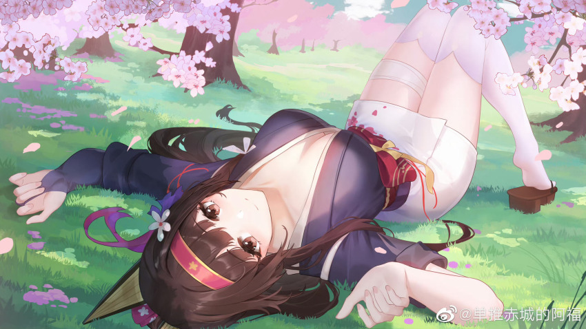 1girl akagi_(warship_girls_r) alternate_costume breasts brown_eyes brown_hair cherry_blossoms chichengde_haotidu_afusang cleavage flower grass hair_flower hair_ornament hairband highres japanese_clothes kimono large_breasts long_hair looking_at_viewer lying on_back sash smile solo thighhighs warship_girls_r watermark weibo_watermark white_thighhighs