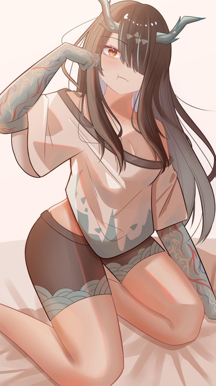 1girl absurdres airtair alternate_costume arknights black_hair dragon_girl dragon_horns dusk_(arknights) gradient_skin green_horns hair_over_one_eye highres horns long_hair looking_at_viewer multicolored_hair on_bed pout red_eyes solo streaked_hair