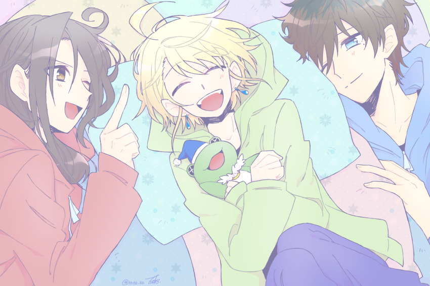 3boys beit_(idolmaster) blonde_hair blue_background blue_eyes brown_eyes brown_hair highres idolmaster idolmaster_side-m kaerre long_hair low_ponytail male_focus mole mole_under_eye morito-kawa multiple_boys pierre_bichelberger ponytail short_hair stuffed_animal stuffed_frog stuffed_toy takajo_kyoji watanabe_minori