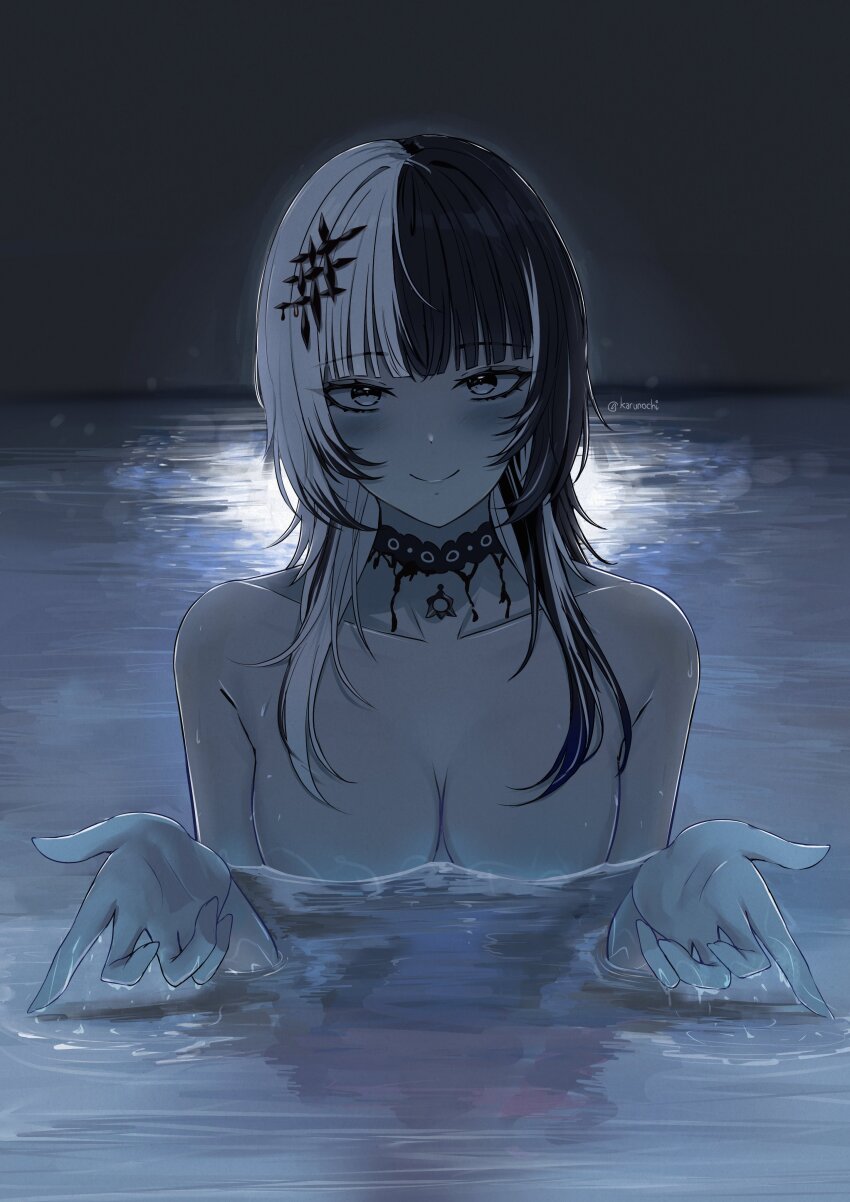 1girl absurdres black_choker black_hair breasts chainsaw_man choker closed_mouth collarbone commentary english_commentary grey_eyes hair_ornament highres hololive hololive_english i&#039;ll_teach_you_everything_(chainsaw_man) implied_nudity karu_(karusenpai) long_hair looking_at_viewer medium_breasts multicolored_hair partially_submerged pool scene_reference shiori_novella smile solo split-color_hair twitter_username two-tone_hair virtual_youtuber wet white_hair