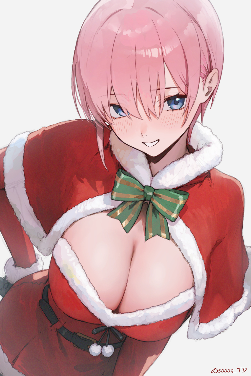 1girl absurdres belt black_belt black_gloves blue_eyes breasts capelet commentary_request dress fur-trimmed_capelet fur-trimmed_dress fur_trim gloves go-toubun_no_hanayome hair_between_eyes hand_on_own_hip highres large_breasts looking_at_viewer nakano_ichika pink_hair red_capelet red_dress santa_capelet santa_costume santa_dress short_hair simple_background smile solo sooon