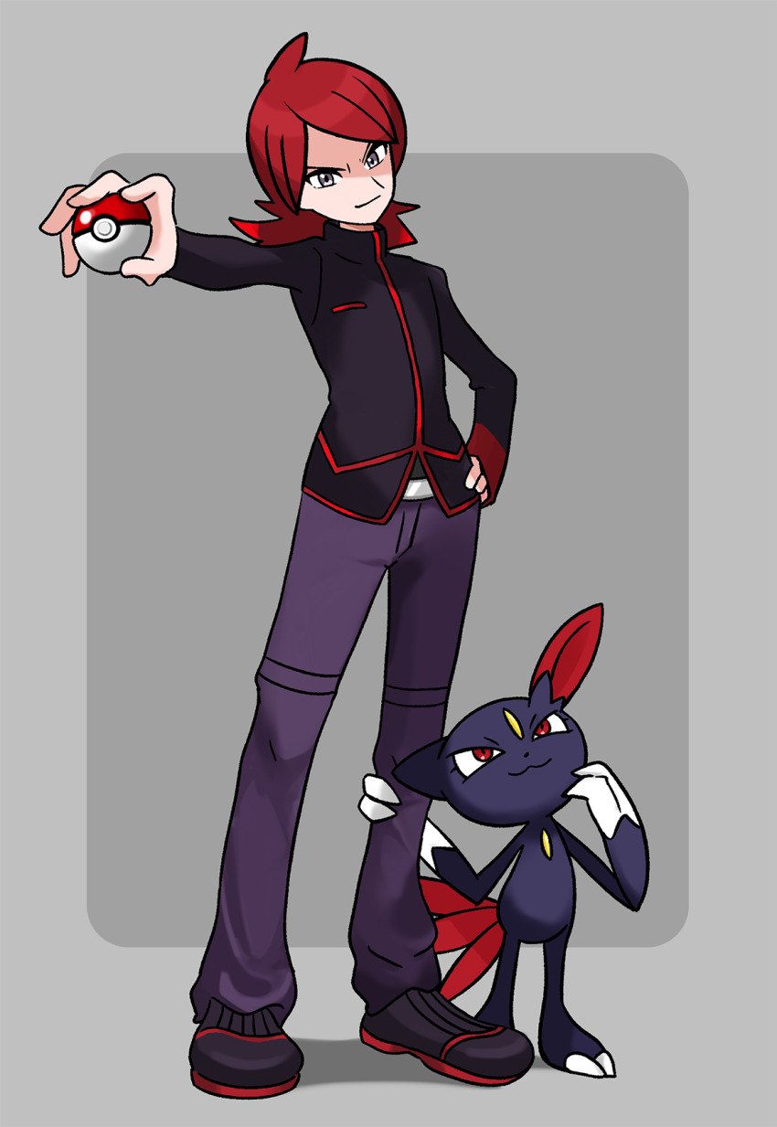 1boy black_jacket black_shoes closed_mouth commentary_request cowlick game_freak gen_2_pokemon grey_background grey_eyes hand_on_own_hip highres holding holding_poke_ball jacket kk_cheat long_hair long_sleeves male_focus nintendo outstretched_arm pants parted_bangs poke_ball poke_ball_(basic) pokemon pokemon_(creature) pokemon_hgss purple_pants red_hair shoes silver_(pokemon) smile sneasel standing