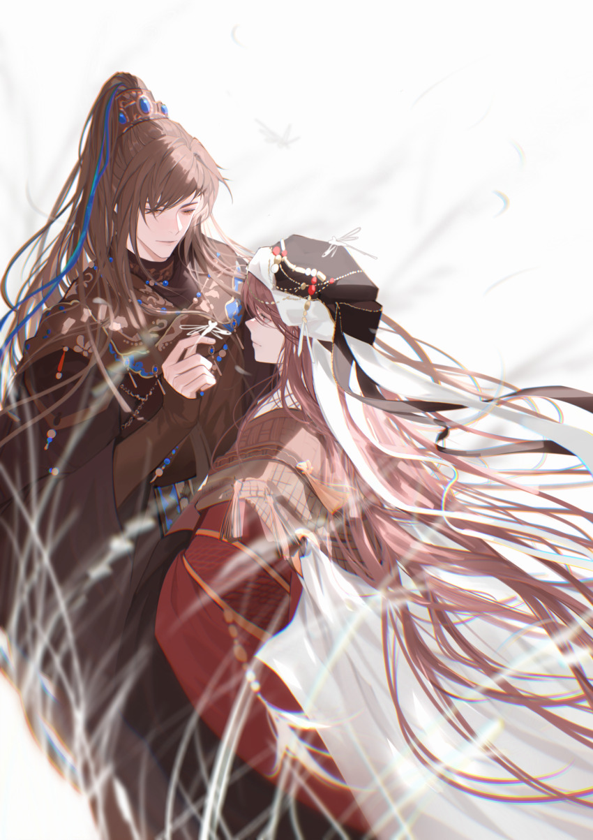 2boys absurdres beads black_hanfu black_hat black_sleeves blue_ribbon brown_hair brown_sleeves bug chinese_clothes closed_mouth dragonfly feng_xiaoyao floating_hair from_side hair_over_shoulder hair_tie hanfu hat high_ponytail highres insect jinguang_budaixi layered_sleeves light_rays long_hair long_sidelocks long_sleeves looking_at_another looking_at_object looking_down male_focus multiple_boys parted_lips ponytail profile red_eyes red_hair red_hanfu ribbon sidelighting sidelocks swept_bangs tassel turkey223333 upper_body white_background white_ribbon wuqing_zangyue yellow_eyes