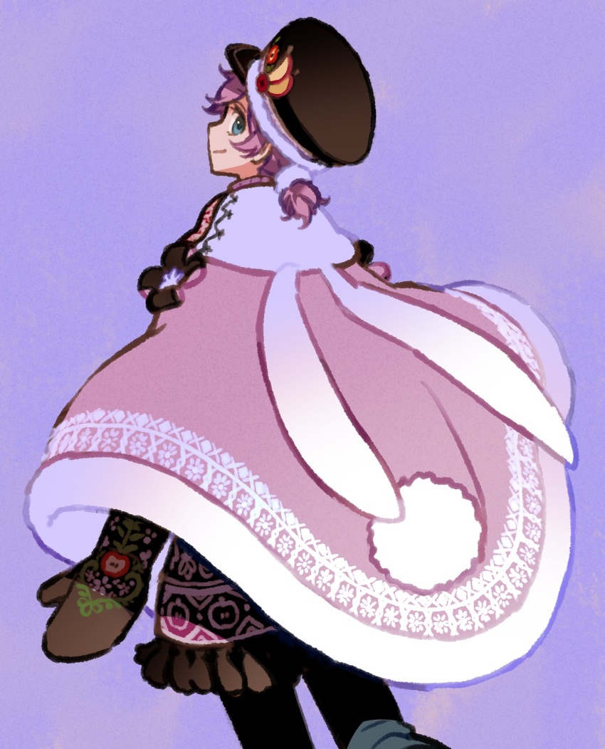 1boy blue_eyes capelet commentary_request epel_felmier funuyu hat highres looking_at_viewer looking_back low_ponytail male_focus mittens ponytail purple_background purple_capelet purple_hair purple_theme simple_background smile solo twisted_wonderland