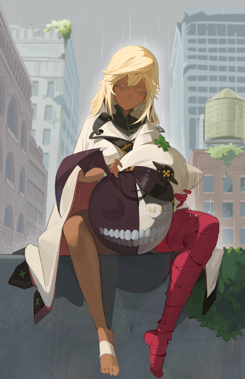 1girl absurdres bandaged_arm bandaged_leg bandages barefoot blonde_hair building cape closed_mouth cloud cloudy_sky clover coat commentary dark-skinned_female dark_skin ddul_(hauluimubingoj1) four-leaf_clover guilty_gear guilty_gear_strive hat highres holding holding_unworn_clothes holding_unworn_hat long_hair lucifero_(guilty_gear) orange_eyes outdoors rain ramlethal_valentine red_bandage sitting sky teeth unworn_hat unworn_headwear water_tower white_coat white_hat wings