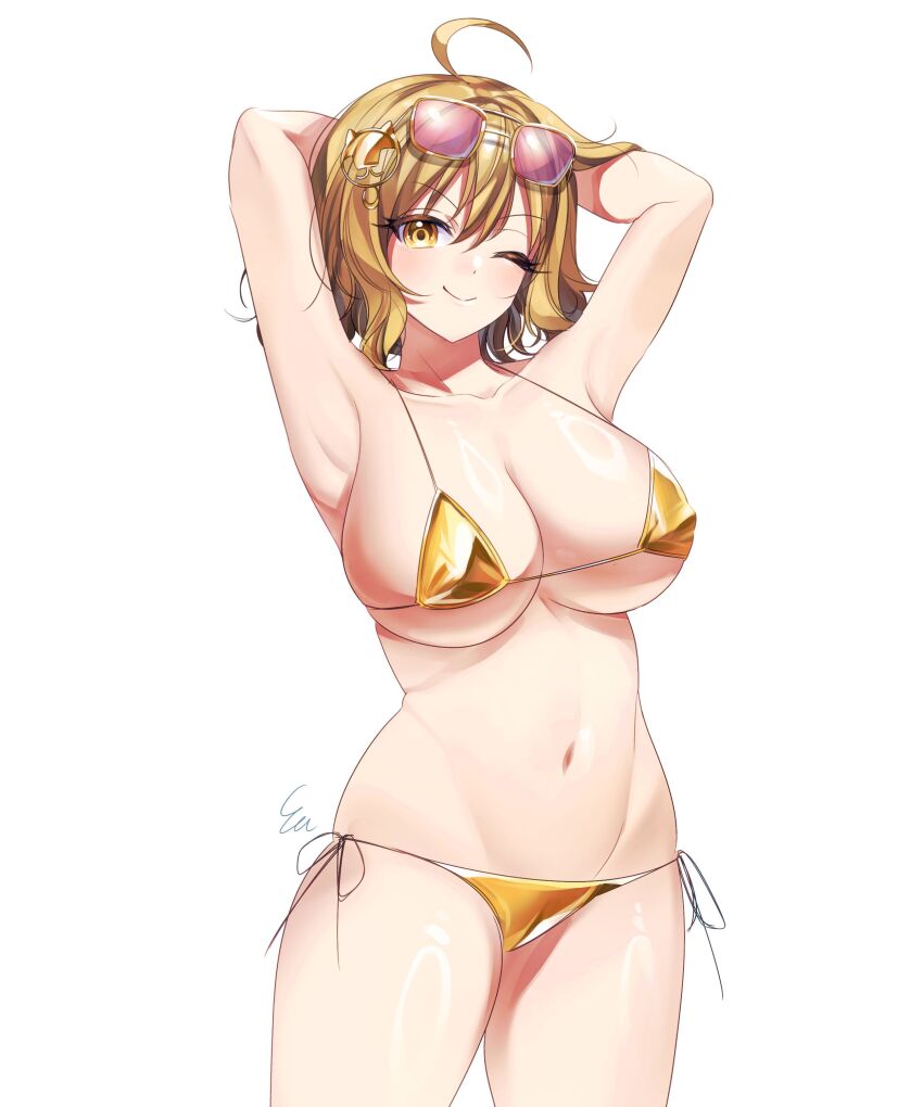 1girl ;) absurdres ahoge anis_(nikke) armpits arms_behind_head bikini blonde_hair breasts collarbone commentary_request eyewear_on_head goddess_of_victory:_nikke gold_bikini highres korean_commentary large_breasts looking_at_viewer navel one_eye_closed presenting_armpit short_hair side-tie_bikini_bottom simple_background smile solo stomach sunglasses swimsuit thighs white_background yellow_eyes yu_uyake15