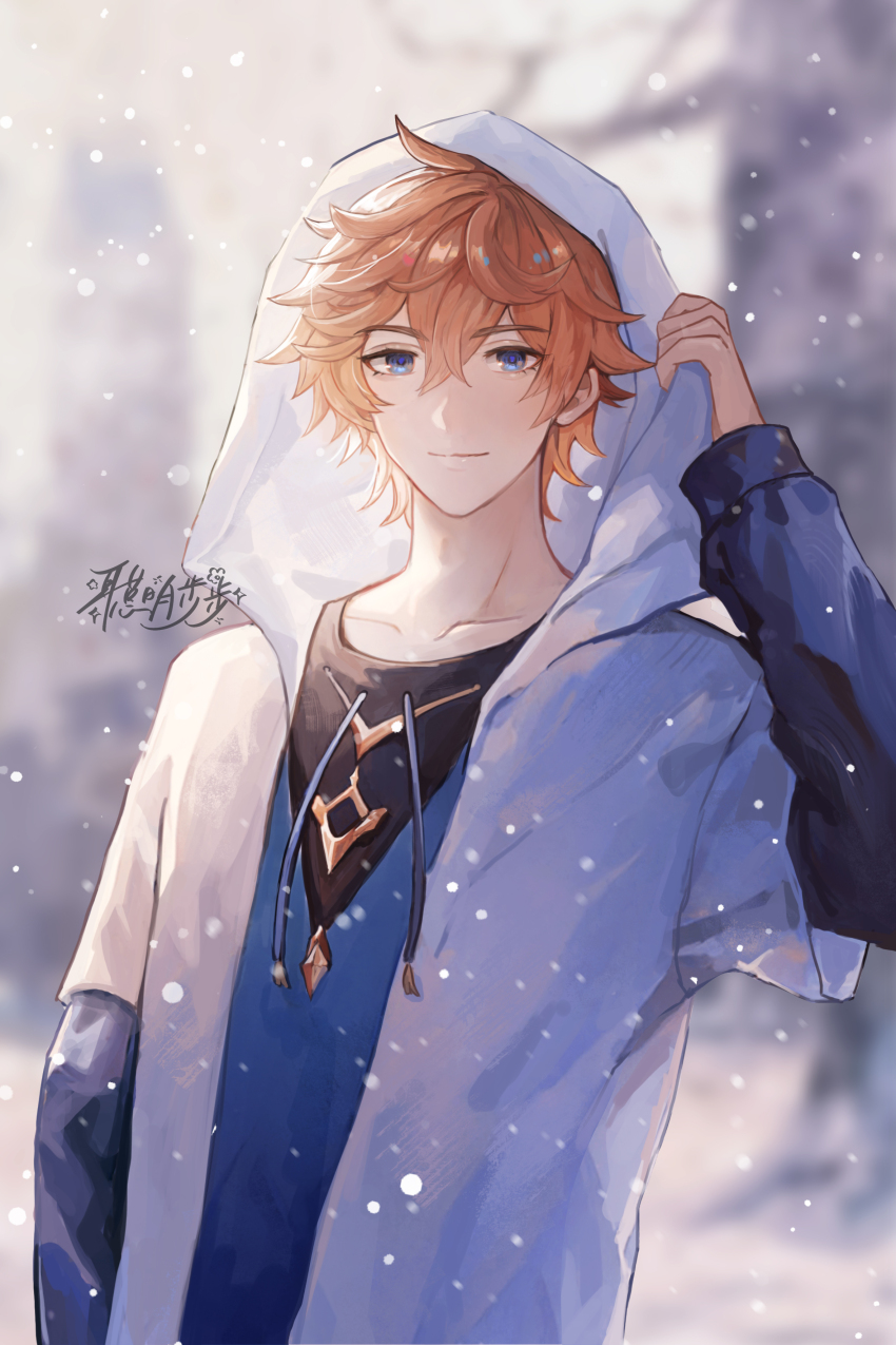 1boy absurdres blue_jacket blurry blurry_background crossed_bangs genshin_impact hair_between_eyes highres hood hood_up hooded_jacket jacket jewelry kongmingbubu long_sleeves looking_at_viewer male_focus orange_hair short_hair signature smile snow solo tartaglia_(genshin_impact) town upper_body white_jacket