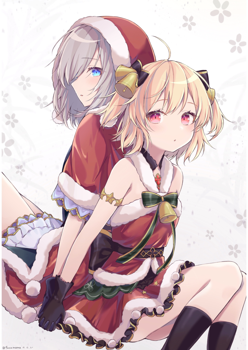 :o absurdres ahoge armlet arms_at_sides ayano_rika ayano_rika_(christmas_ver.) back-to-back bad_id bad_pixiv_id bell black_gloves black_socks blonde_hair blue_dress blue_eyes capelet christmas dress feet_out_of_frame flower frilled_dress frills fur-trimmed_capelet fur-trimmed_dress fur_trim fusuma_(ramunezake) gem gloves green_ribbon grey_hair hair_bell hair_ornament hair_over_one_eye halterneck highres holding_hands hood hood_up hooded_capelet isuzu_ren isuzu_ren_(christmas_ver.) jewelry long_bangs looking_at_viewer magia_record:_mahou_shoujo_madoka_magica_gaiden mahou_shoujo_madoka_magica medium_hair neck_ribbon one_eye_covered parted_lips pom_pom_(clothes) red_capelet red_dress red_eyes red_gemstone ribbon short_dress short_hair signature simple_background sitting socks star_(symbol) swept_bangs two_side_up white_background