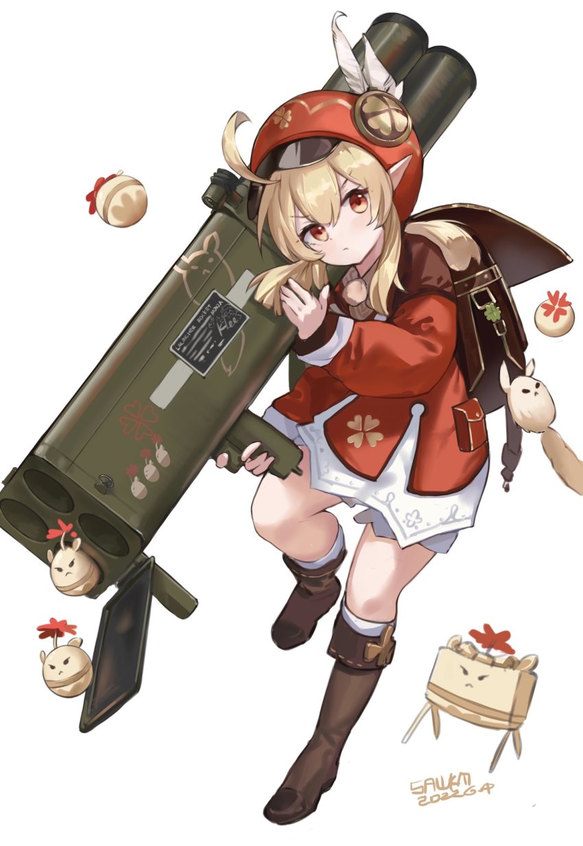 1girl ahoge backpack bag blonde_hair boots brown_footwear newsboy_cap closed_mouth clover dress explosive full_body genshin_impact hair_between_eyes hat hat_feather highres holding holding_rocket_launcher holding_weapon klee_(genshin_impact) long_hair long_sleeves looking_at_viewer m202_flash multishot_rocket_launcher pointy_ears pouch red_dress red_eyes red_headwear rocket_launcher sawkm serious sidelocks simple_background weapon white_background