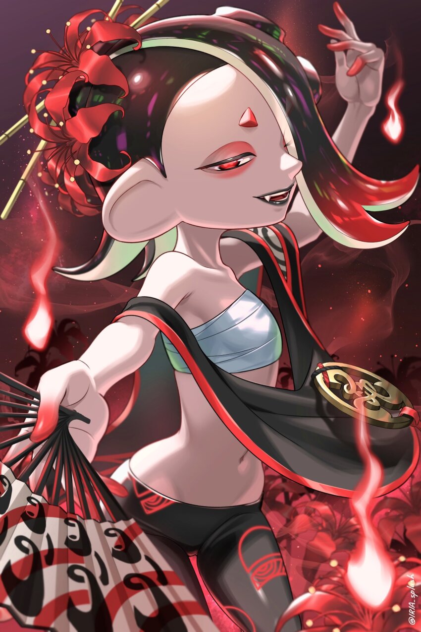 1girl alternate_color black_hair black_lips chest_sarashi cowboy_shot eyeshadow fangs folding_fan hair_over_one_eye halloween halloween_costume hand_fan highres iria_(yumeirokingyo) lipstick looking_at_viewer makeup multicolored_hair navel nintendo octoling open_mouth pointy_ears red_background red_eyes red_hair sarashi shiver_(splatoon) shiver_(splatoween)_(splatoon) smile solo splatoon_(series) splatoon_3 tentacle_hair two-tone_hair