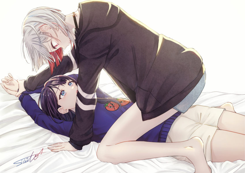 2girls arms_up barefoot black_choker black_jacket blue_eyes blue_hair blue_sweater bob_cut choker colored_inner_hair commentary_request cowboy_shot dollchestra eye_contact full_body grey_hair grey_shorts highres inverted_bob jacket link!_like!_love_live! long_hair long_sleeves looking_at_another loungewear love_live! lying multicolored_hair multiple_girls murano_sayaka murano_sayaka_(summer_loungewear) official_alternate_costume on_back on_bed open_clothes open_jacket open_mouth parted_lips red_eyes red_hair restrained short_hair short_shorts shorts signature straddling streaked_hair suito sweater virtual_youtuber white_shorts yugiri_tsuzuri yugiri_tsuzuri_(summer_loungewear) yuri
