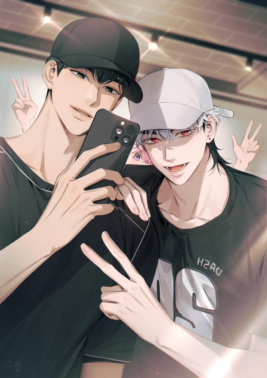 3boys bamby_(plave) baseball_cap black_hair black_hat black_shirt cellphone eunho_(plave) hair_between_eyes hamin_(plave) hand_on_another&#039;s_shoulder hat highres holding holding_phone k-pop korean_commentary light_rays looking_at_viewer male_focus multiple_boys open_mouth parted_lips phone pink_eyes plave red_eyes shirt short_hair smartphone smile sub0b303 v white_hair white_hat
