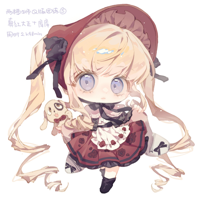 1girl absurdly_long_hair apron black_bow black_bowtie black_capelet black_shoes black_socks blonde_hair bonnet bow bow_print bowtie capelet chibi chinese_commentary chinese_text closed_mouth collared_shirt commentary_request drill_hair expressionless eyelashes floral_print frilled_capelet frilled_headwear frilled_skirt frills hat hat_bow highres holding holding_stuffed_toy kneehighs liangqi_shi light_blush light_frown light_particles lips long_hair looking_at_viewer loose_socks medium_skirt pink_lips pleated_skirt purple_eyes red_bonnet red_skirt rose_print rozen_maiden shinku shirt shoes sidelocks simple_background skirt skirt_hold socks solo stuffed_toy tareme translation_request twin_drills twintails very_long_hair waist_apron white_apron white_background white_shirt