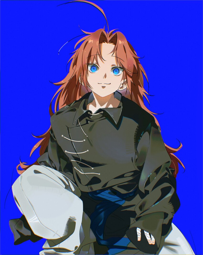 1boy aged_down ahoge alternate_hairstyle black_shirt blue_background blue_eyes blue_sash brown_hair chinese_clothes closed_mouth collared_shirt gintama grey_pants highres kamui_(gintama) long_hair long_sleeves looking_at_viewer male_focus messy_hair nong1ji pants parted_bangs sash shirt sitting sleeves_past_wrists smile solo