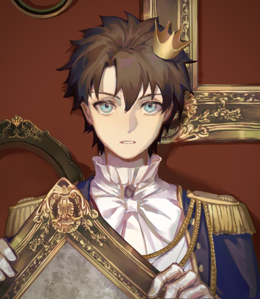 1boy absurdres belt black_hair blue_eyes bow crown drawing_(object) epaulettes expressionless fate/grand_order fate_(series) formal_clothes fujimaru_ritsuka_(male) fujimaru_ritsuka_(male)_(halloween_royalty) gloves highres holding holding_drawing jacket long_sleeves looking_at_viewer male_focus mini_crown official_alternate_costume rerheart shirt short_hair solo upper_body white_bow white_gloves