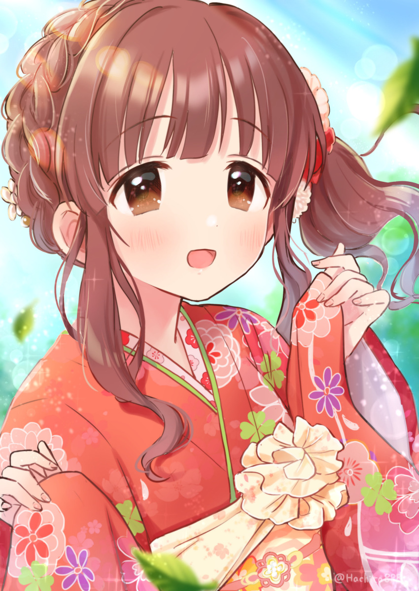 1girl alternate_hairstyle blue_sky blurry blurry_background blush bow braid breasts brown_eyes brown_hair clover_print day dot_nose falling_leaves floating_hair floral_print floral_print_kimono hair_bow hair_ribbon hands_up highres idolmaster idolmaster_cinderella_girls idolmaster_cinderella_girls_starlight_stage japanese_clothes kimono leaf lens_flare heavy_lens_flare long_sleeves looking_at_viewer mitsuyahachiko obi obijime ogata_chieri open_mouth print_kimono red_kimono red_ribbon ribbon sash short_hair sidelocks sky small_breasts smile solo sunlight twitter_username upper_body wide_sleeves yellow_sash