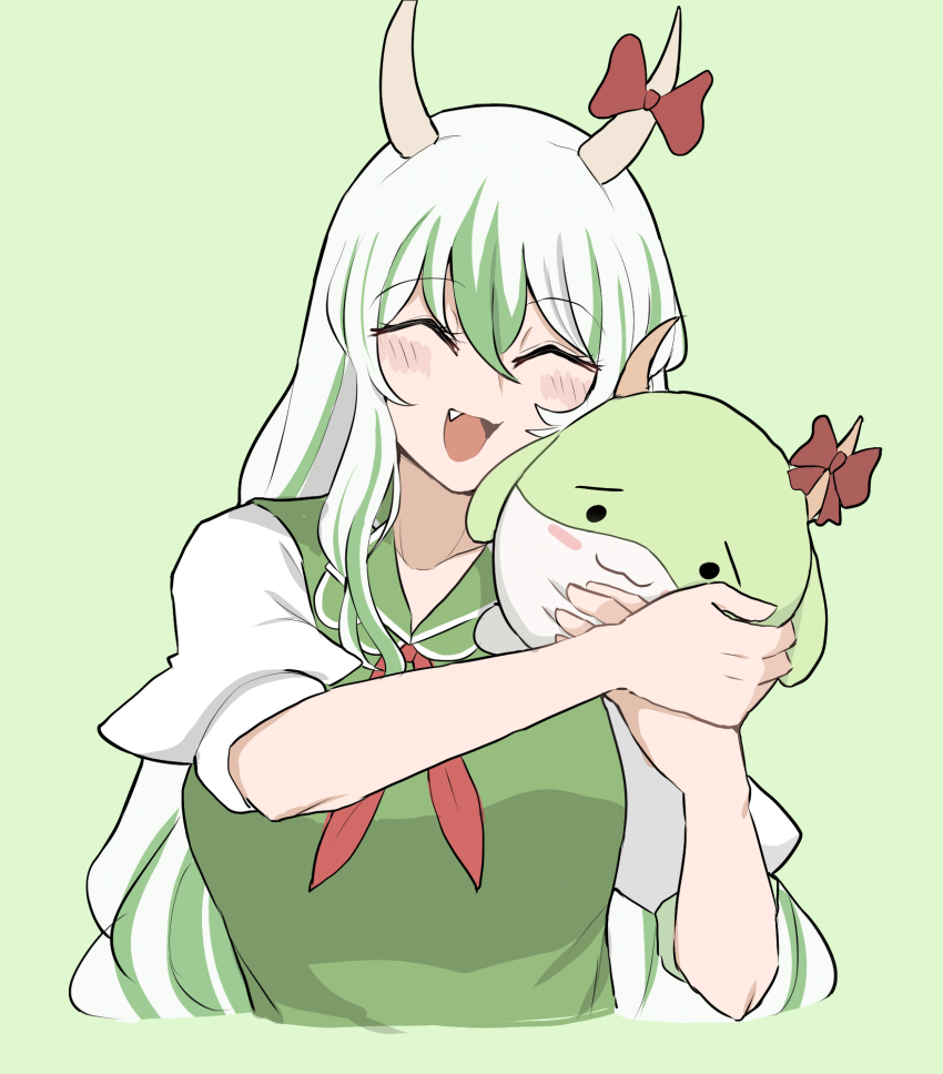 1girl :3 :d ^_^ blush bow closed_eyes commentary commission ex-keine fang green_background green_hair highres horn_bow horn_ornament horns kamishirasawa_keine long_hair mata_(matasoup) multicolored_hair neckerchief open_mouth red_bow red_neckerchief short_sleeves simple_background smile sukusuku_hakutaku touhou two-tone_hair upper_body variant_set white_hair