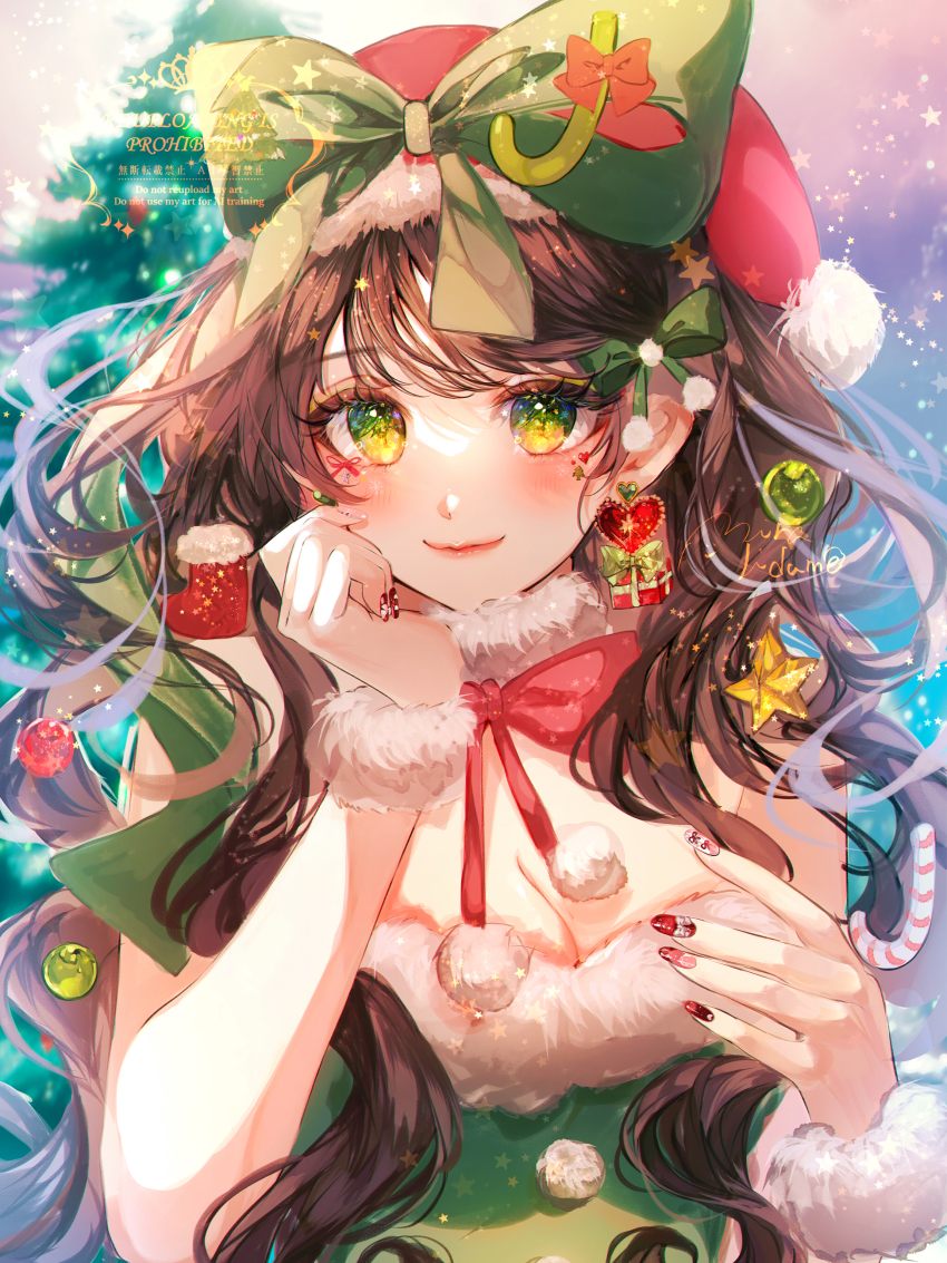 1girl absurdres bow breasts brown_hair christmas christmas_tree cleavage detached_collar dress earrings fur_collar fur_wrist_cuffs gradient_background green_eyes hand_on_own_cheek hand_on_own_face hat hat_bow highres jewelry long_hair mira_hidume multicolored_eyes nail_polish off-shoulder_dress off_shoulder original portrait red_nails santa_hat smile solo two-tone_eyes wrist_cuffs yellow_eyes