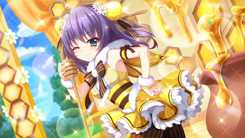1girl aqua_eyes black_bow black_leggings black_ribbon blue_hair blue_sky bow breasts closed_mouth cloud concert day dot_nose dress dutch_angle film_grain flower game_cg grass hair_flower hair_ornament hair_ribbon hand_on_own_hip holding holding_microphone_stand honey honeycomb_(object) honeypot honjou_kasumi izumi_tsubasu leggings lens_flare medium_breasts medium_hair microphone_stand non-web_source official_art one_eye_closed outdoors pinstripe_legwear pinstripe_pattern pom_pom_(clothes) re:stage! ribbon skirt sky sleeveless sleeveless_dress smile solo sparkle stage striped_bow striped_ribbon tree vertical-striped_leggings white_flower white_wrist_cuffs wrist_cuffs yellow_dress yellow_skirt