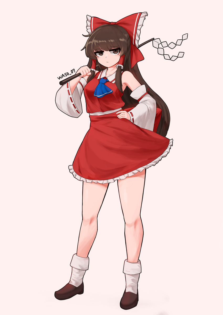 1girl absurdres artist_name ascot blue_ascot bow brown_eyes brown_hair closed_mouth commentary detached_sleeves full_body gohei hair_bow hair_tubes hakurei_reimu hand_on_own_hip highres holding korean_commentary long_hair looking_at_viewer pink_background red_bow red_shirt red_skirt ribbon-trimmed_sleeves ribbon_trim shirt sidelocks simple_background skirt socks solo standing touhou virtus white_socks