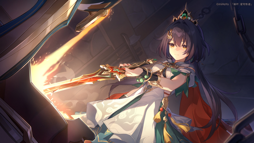 1girl black_hair chain dress highres holding holding_sword holding_weapon honkai:_star_rail honkai_(series) indoors long_hair molten_metal official_art smile solo standing sword very_long_hair weapon white_dress yellow_eyes yunli_(honkai:_star_rail)