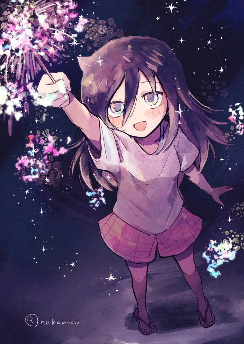 1girl :d arm_up bags_under_eyes black_hair blush casual commentary_request fireworks full_body green_eyes happy highres holding holding_fireworks kuroki_tomoko long_hair night night_sky nuka_(nukamochi) open_mouth outdoors red_shorts sandals shirt short_sleeves shorts sidelocks sky smile solo sparkle sparkler standing star_(sky) t-shirt toes twitter_username watashi_ga_motenai_no_wa_dou_kangaetemo_omaera_ga_warui! white_shirt