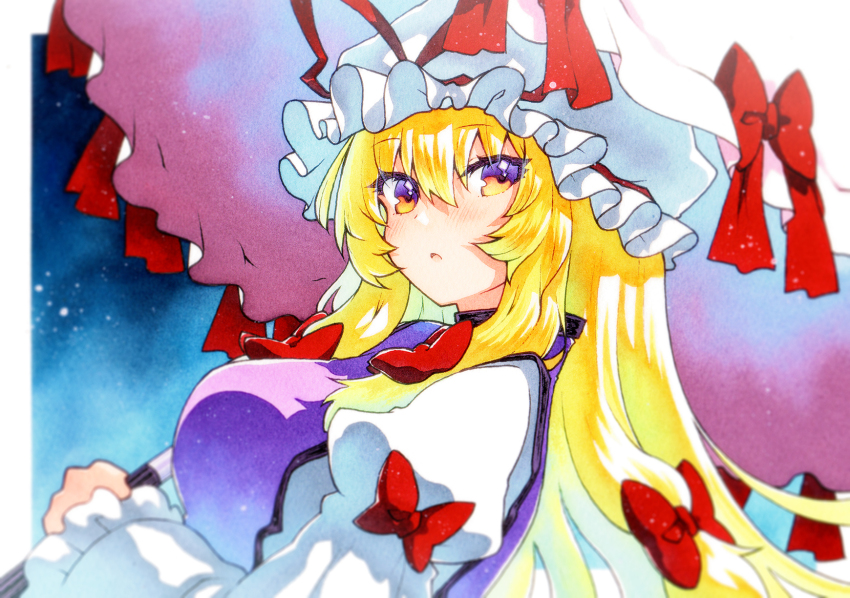1girl blonde_hair blue_background bow breasts dress from_side hair_between_eyes hair_bow hat hat_ribbon highres holding holding_umbrella large_breasts long_hair long_sleeves looking_at_viewer mob_cap pink_umbrella purple_eyes purple_tabard red_bow red_ribbon ribbon rinka_(qqqrinkappp) solo tabard touhou traditional_media umbrella upper_body very_long_hair white_dress white_hat yakumo_yukari