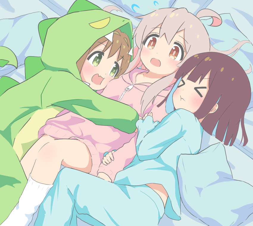 &gt;_&lt; 3girls :d :o :t absurdres ahoge arm_hug bed_sheet blue_hair blue_pajamas brown_eyes brown_hair cafe_(owleelcafe) cheek_squash chibi closed_eyes colored_inner_hair commentary cosplay dinosaur_costume fang flying_sweatdrops futon genderswap genderswap_(mtf) girl_sandwich green_eyes grey_hair hair_between_eyes hair_spread_out highres hood hood_down hood_up hoodie hozuki_momiji hug indoors kigurumi kneehighs light_blush long_hair long_sleeves lying medium_hair multicolored_hair multiple_girls oka_asahi on_back on_side onesie onii-chan_wa_oshimai! open_mouth oyama_mahiro pajamas pillow pink_hair pink_hoodie sandwiched skin_fang smile socks two-tone_hair white_socks xt yuri zipper_pull_tab