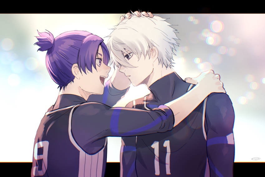 2boys black_eyes blue_lock hand_on_another&#039;s_head hand_on_another&#039;s_shoulder height_difference highres jersey looking_at_another male_focus mikage_reo mizuhara_aki multiple_boys nagi_seishirou purple_eyes purple_hair toned toned_male white_hair yaoi