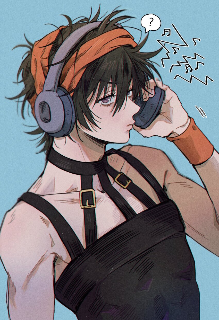 1boy ? alrlmigi bare_shoulders black_hair black_tank_top blue_background closed_mouth collarbone commentary_request hair_between_eyes hairband hand_on_headphones headphones highres holding holding_headphones jojo_no_kimyou_na_bouken korean_commentary looking_at_viewer male_focus messy_hair musical_note narancia_ghirga orange_hairband purple_eyes short_hair solo spoken_question_mark tank_top upper_body vento_aureo wristband
