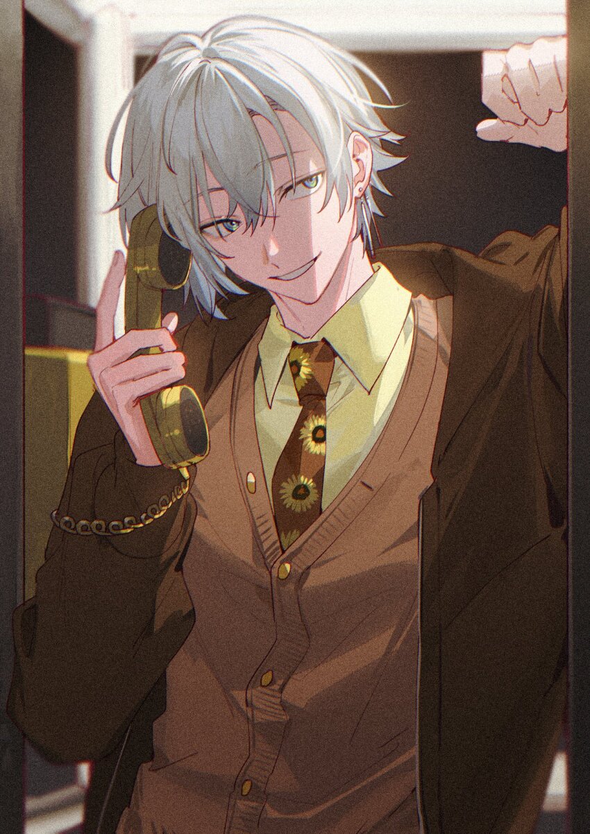 1boy arm_up blue_eyes blurry blurry_background brown_cardigan brown_hoodie brown_necktie buttons cardigan collared_shirt commentary corded_phone crossed_bangs earrings english_commentary floral_print green_eyes grin hair_between_eyes hand_up highres holding holding_phone hood hood_down hoodie indoors jewelry kaelix_debonair kaohom503 long_sleeves looking_at_viewer male_focus multicolored_eyes necktie nijisanji nijisanji_en open_clothes open_hoodie phone print_necktie shirt short_hair smile solo sunflower_print two-tone_eyes upper_body virtual_youtuber white_hair wing_collar yellow_shirt