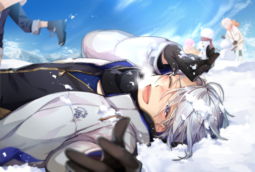 3boys akita_toushirou black_gloves blonde_hair blue_eyes blue_sky blurry blurry_background blush coat depth_of_field gloves hoshi_akari lying male_focus monoyoshi_sadamune multiple_boys on_back one_eye_closed open_mouth pink_hair scarf silver_hair sky smile snow snowman sparkle touken_ranbu yamanbagiri_chougi