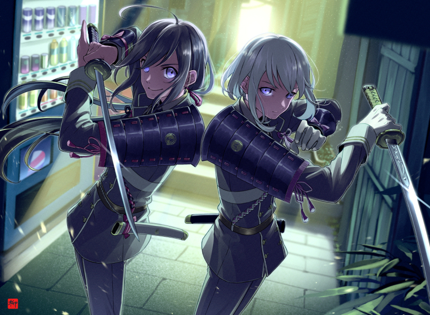 2boys ahoge androgynous armor back-to-back black_hair bright_pupils fighting_stance gloves glowing glowing_eyes holding holding_sword holding_weapon honebami_toushirou japanese_armor katana long_hair looking_at_viewer low_ponytail male_focus multiple_boys namazuo_toushirou outdoors parted_lips ponytail purple_eyes rawshirasudon serious sheath shiny_clothes short_hair smile sword touken_ranbu upper_body vending_machine weapon white_gloves white_hair